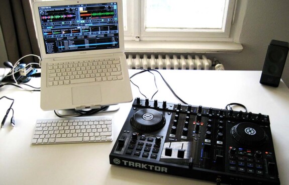 NI Traktor Kontrol S4 Testbericht: DJing am Computer