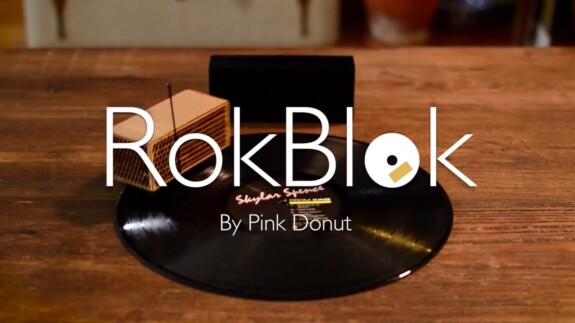 Rokblok: Mini-Plattenspieler dreht seine Runden auf deinem Vinyl