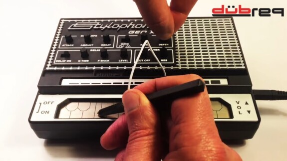 Stylophone Gen X-1: Mini-Synthesizer mit Folientastaturen & Stylus