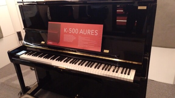 Kawai K-500 Aures: Piano als akustisch-digitaler Hybrid mit Soundboard & Co.