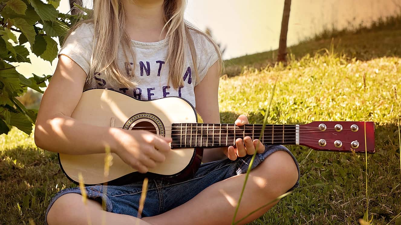 Kindergitarre Eltern-Ratgeber: Welche Gitarre für Kinder gut ist