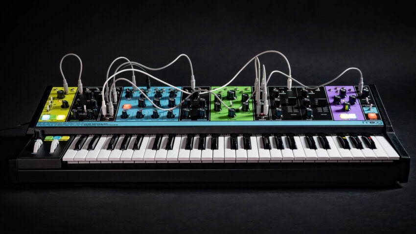 Der Moog Matriarch ist ein semi-modularer Analog-Synthesizer mit auffallender Optik.