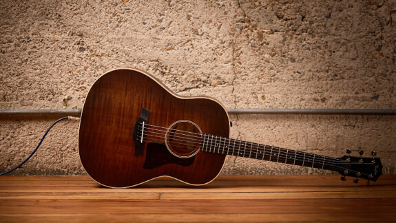 Taylor AD27e Flametop: Warme und dunkle Akustikgitarre