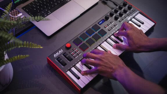 Akai Professional MPK Mini Plus: Kompakter MIDI-Controller mit Premium Funktionen