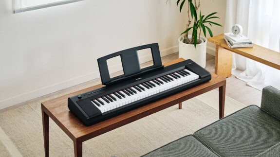 Yamaha Piaggero NP-15: Leichtes, tragbares Keyboard