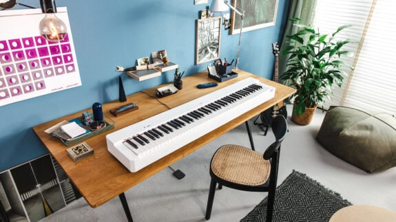 Yamaha P-225: Kompaktes Digitalpiano mit neuartiger Tastatur